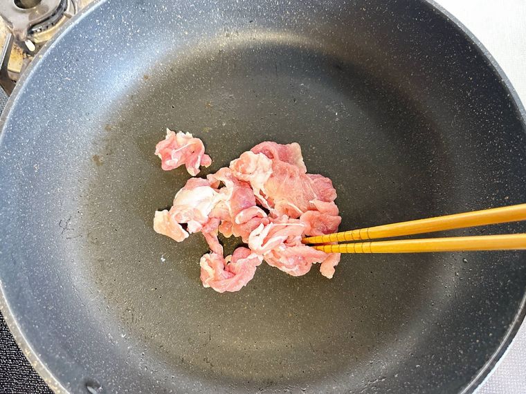 下処理をしないで豚こま肉を炒める様子
