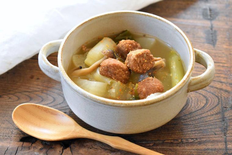 器に盛ったミートボール入りのスープ