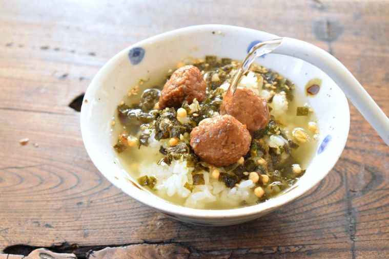 器に盛ったミートボール入りのお茶漬け