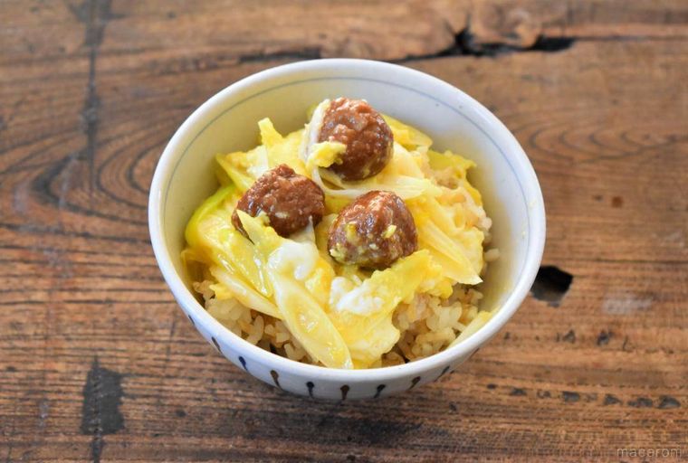 茶碗に盛ったミートボールの卵とじ丼