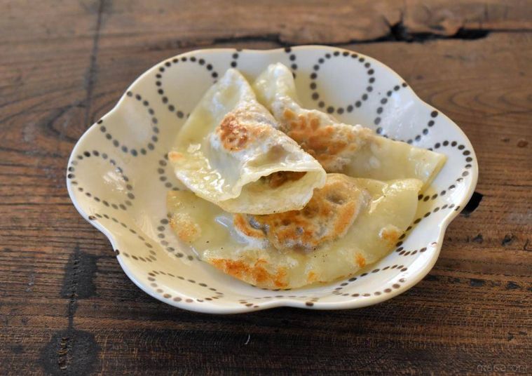 皿に盛ったカレー餃子