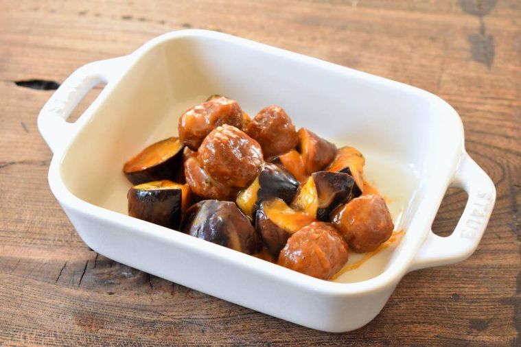 器に盛ったなすとミートボールの炒め物