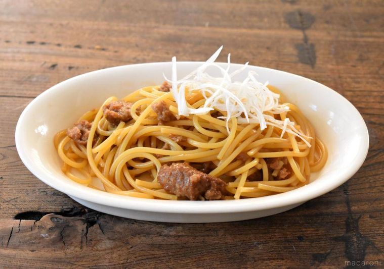 白髪ねぎをトッピングして皿に盛った和風パスタ