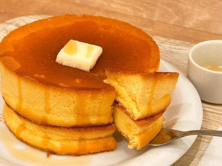 メープルがかけられたモスバーガーのダブル ふんわりスフレパンケーキメープルシロップの断面