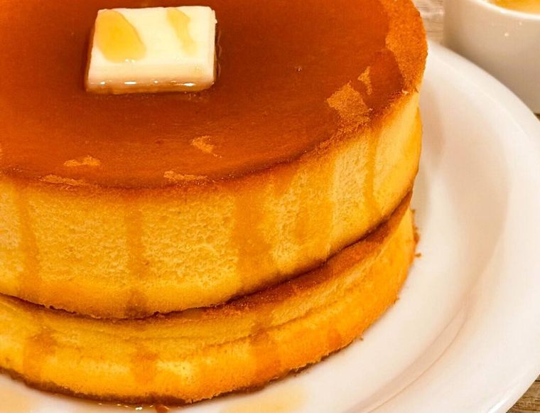 メープルがかけられたモスバーガーのダブル ふんわりスフレパンケーキメープルシロップ