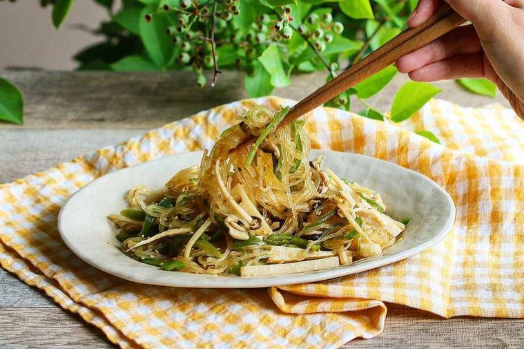 白い皿に盛り付けられた中華春雨炒めを箸上げしている様子