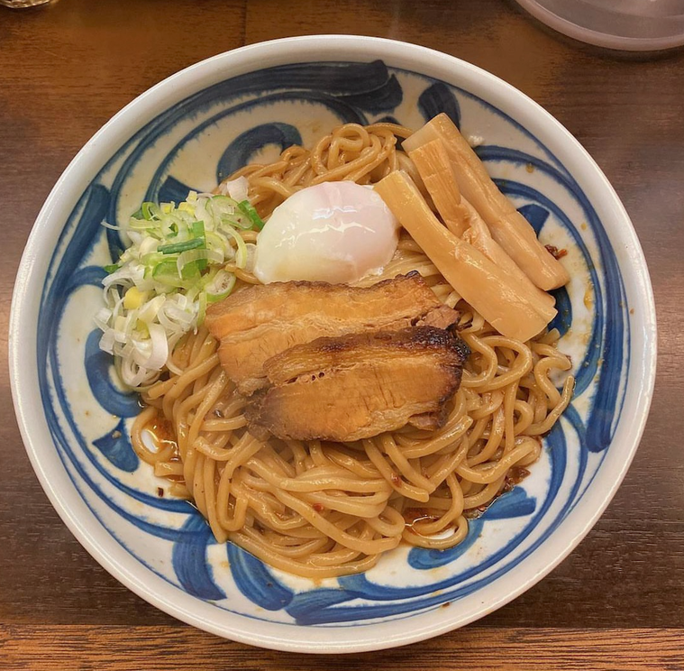 チャーシュー、メンマ、刻みねぎ、温泉卵がのった油そば