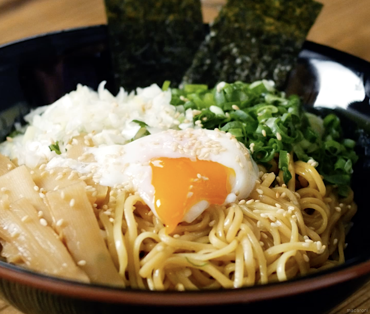 黒い器に盛り付けられた油そば