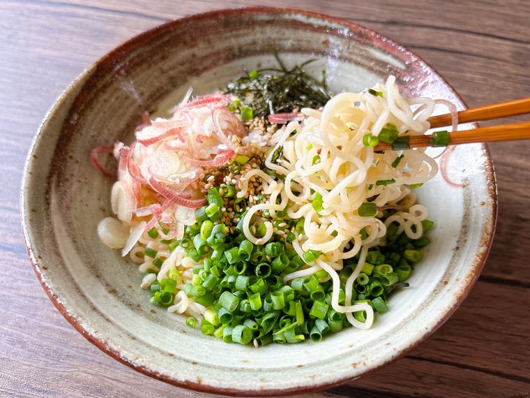 うまかっちゃん油そばをそのまま食べる様子