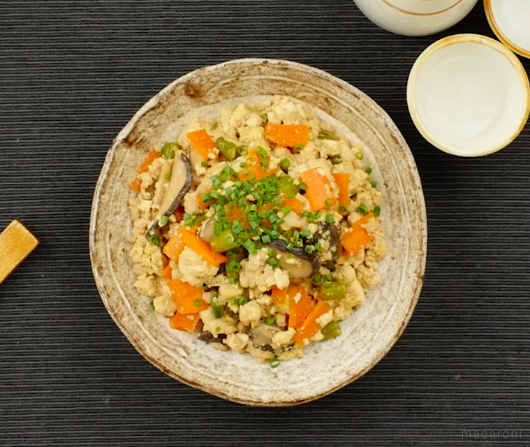 和食器に盛られた炒り豆腐