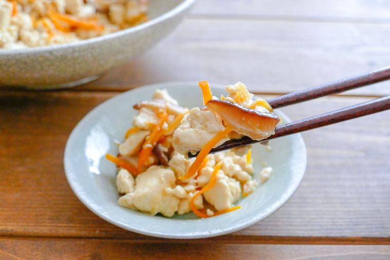 炒り豆腐を箸で持ち上げる様子