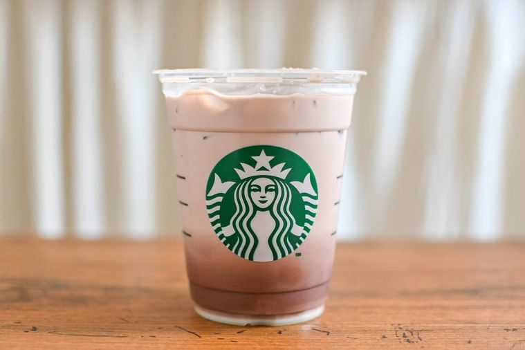 ドリンクを持っているところ