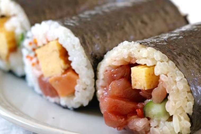 恵方巻が3本並んでいる様子