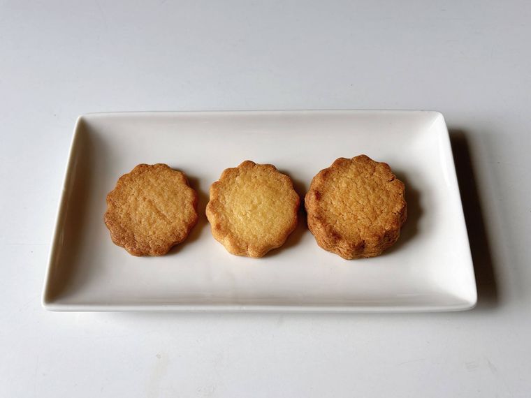 長方形の白色の皿にクッキーを3種並べたもの