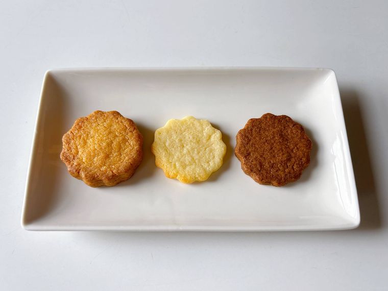 長方形の白色の皿に焼きすぎ、焼き不足のクッキーを並べたもの