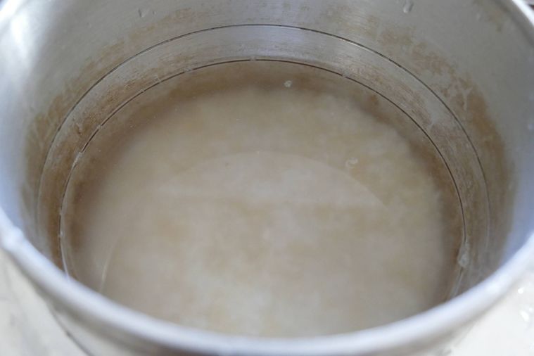 白米と玄米を混ぜて浸水する様子