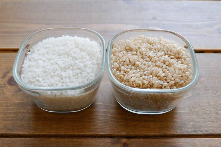 同量の白米と玄米がそれぞれ入っている容器