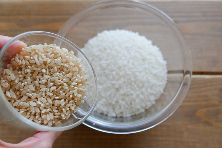 白米が入っているボウルに玄米を加える様子