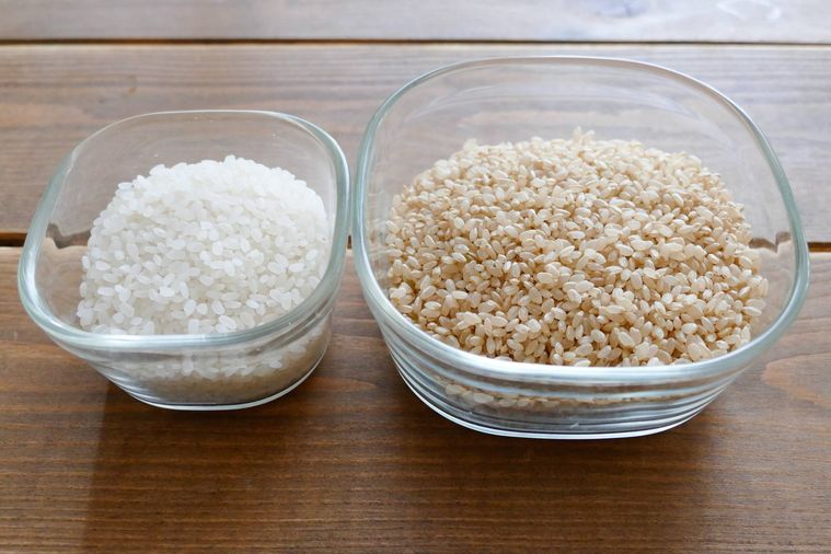 多めの玄米と少なめの白米がそれぞれ入っている容器