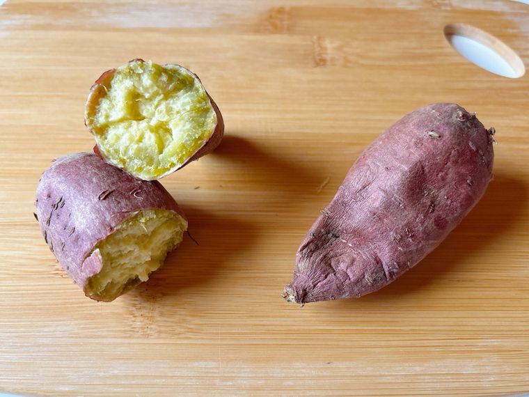 木製のボードにおかれた水分が抜けた焼き芋と焼きムラの焼き芋