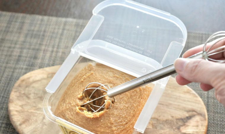 味噌をとっている