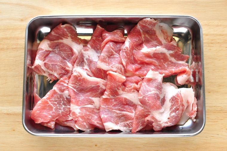 調理用バットに並べられた冷しゃぶ用豚薄切り肉