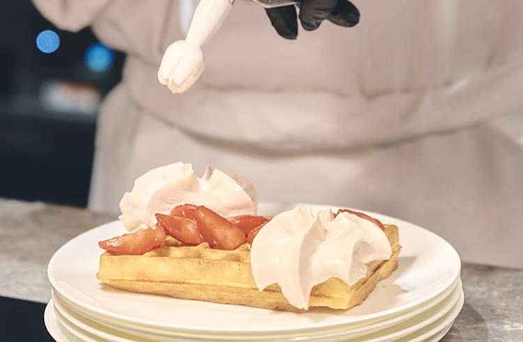 ゴーフル マスカルポーネのエスプーマとイチゴのコンポートとともにを作っている様子