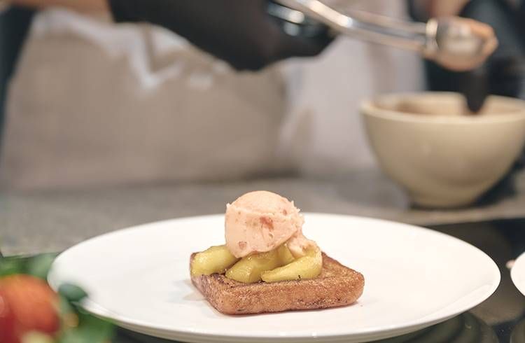 フレンチトースト アップルフランべ、ストロベリーソルベを添えてを作っている様子