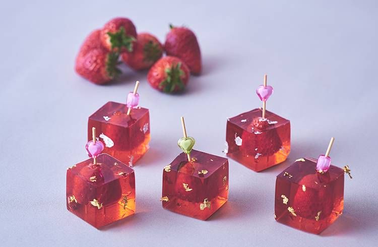 ストロベリーにメロメロのロゼスパークリングワインとストロベリーキューブゼリー