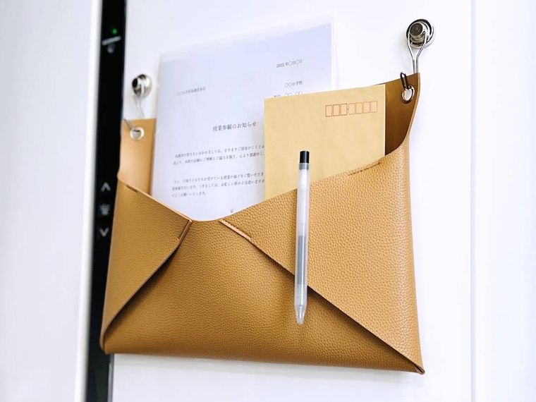 スリーコインズのお薬ストックケースに郵便物やお便りを入れた様子