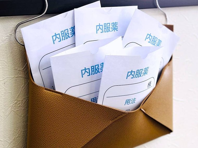 スリーコインズのお薬ストックケースにお薬袋を入れた様子