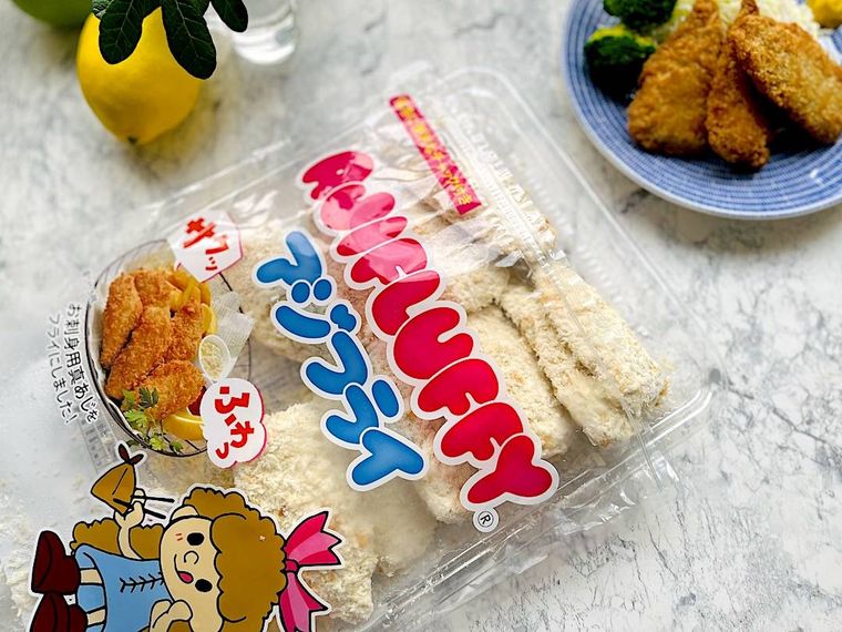 コストコアジフライのパッケージと、揚げて皿に盛ったアジフライ