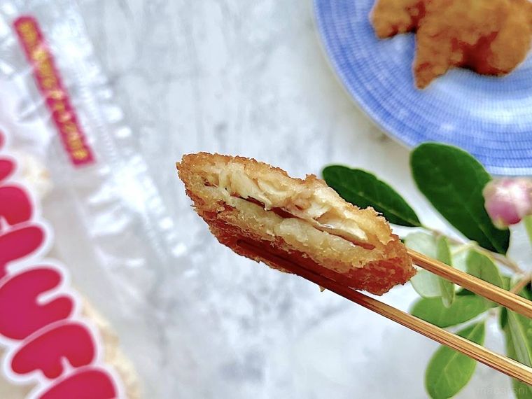 揚げたコストコアジフライの断面のアップ