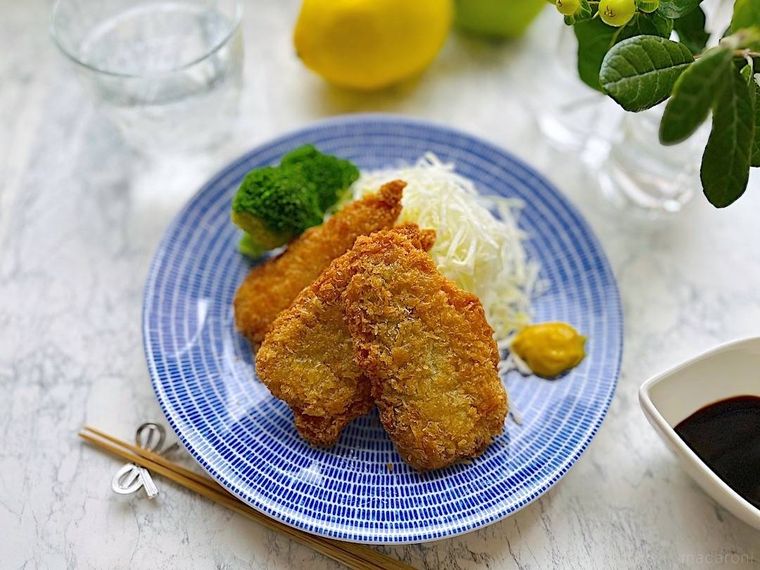 揚げて皿に盛り付けたコストコのアジフライ