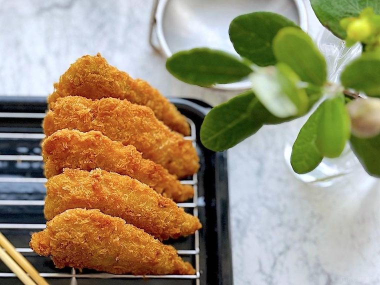 揚げたコストコのアジフライをトレーに立てているところ