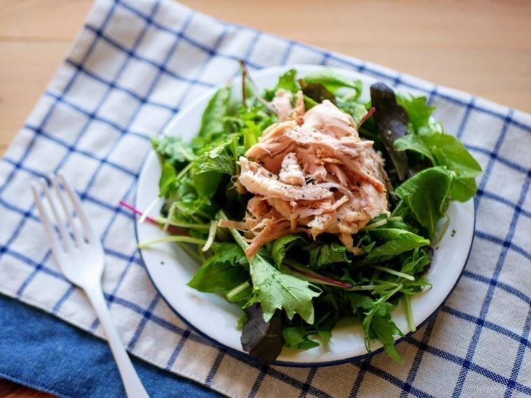 コストコのロティサリーチキンを使ったサラダ