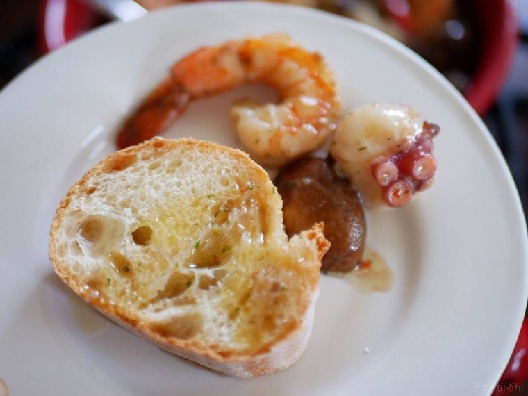 バゲットを添えたコストコのシーフードアヒージョ