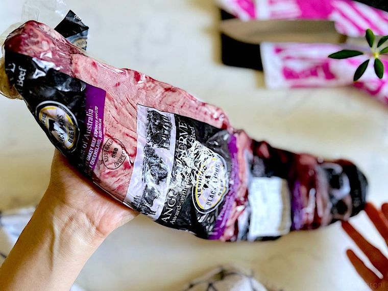 コストコのハラミを両手に持っているところ