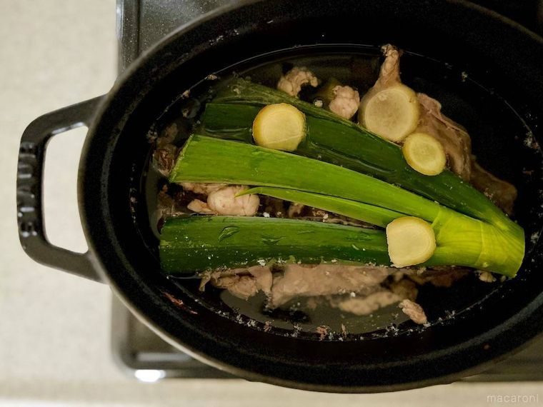 ハラミから取ったスジ肉を下ゆでしているところ