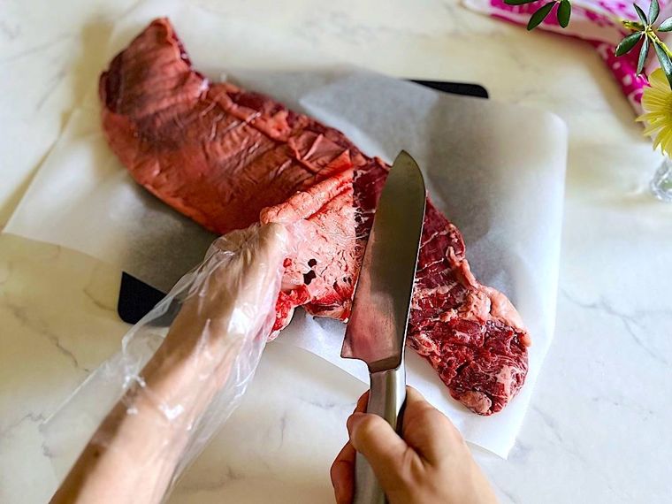 コストコのハラミの皮を包丁で削いでいるところ