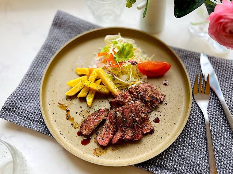 コストコのハラミで作ったステーキと野菜を皿に盛り付けたところ