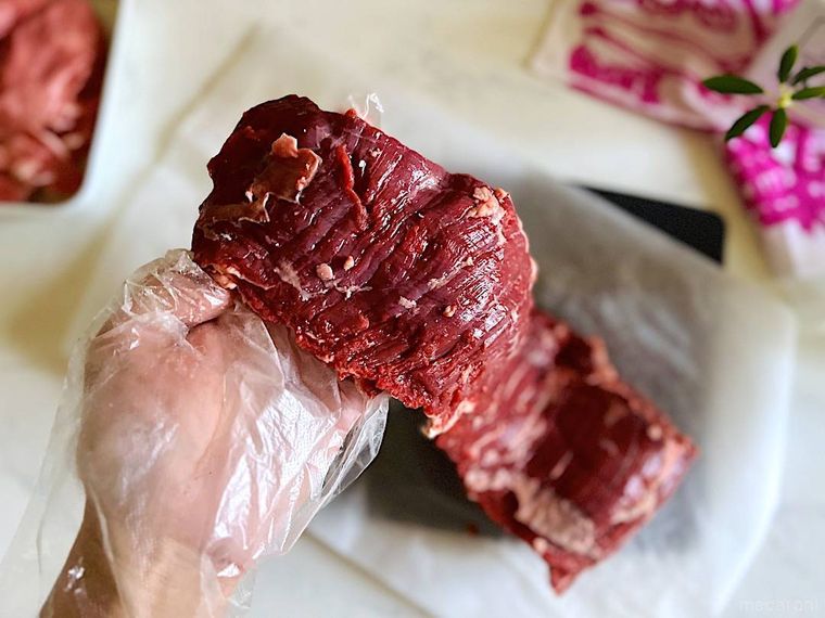 下処理したコストコのハラミを手に持ったところ