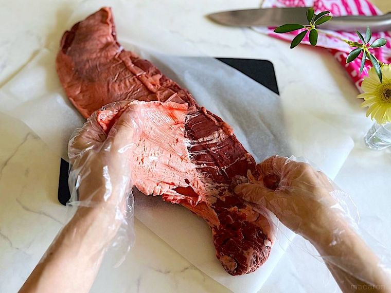 コストコのハラミの下処理を行っているところ