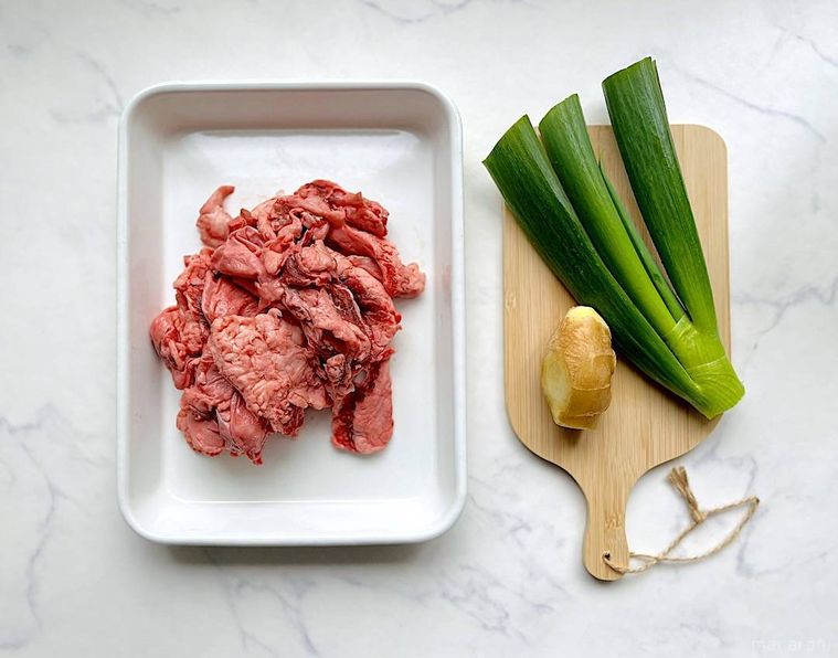 牛すじとネギ、生姜を並べたところ
