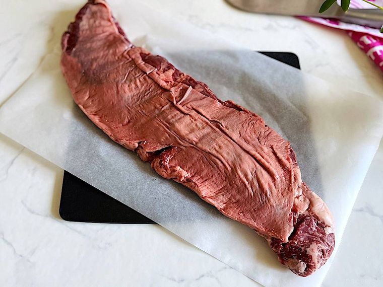 パックから出して作業台に置いたコストコのハラミ