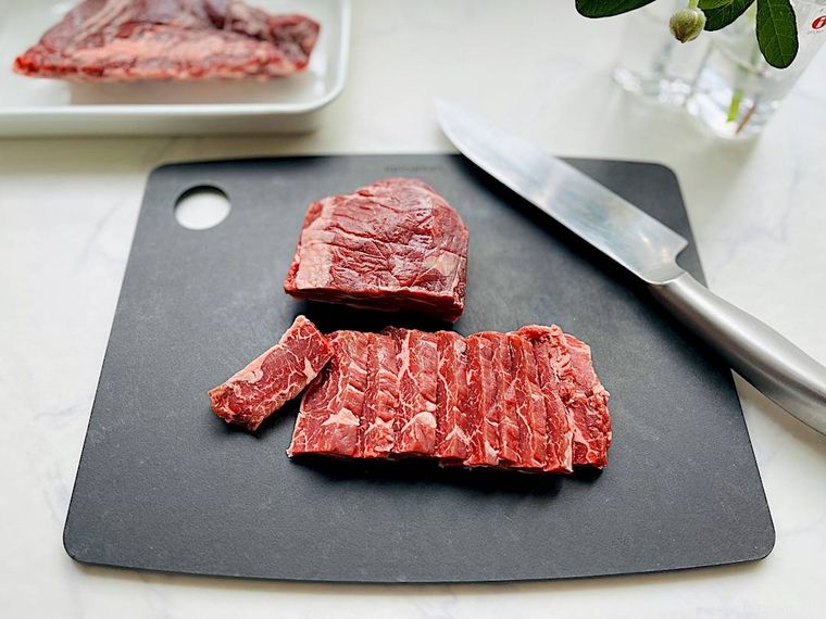 カットして並べたコストコのハラミ