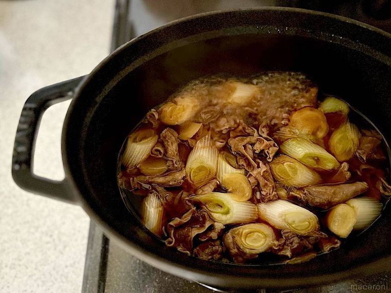 ハラミから取った牛すじを煮込んでいるところ