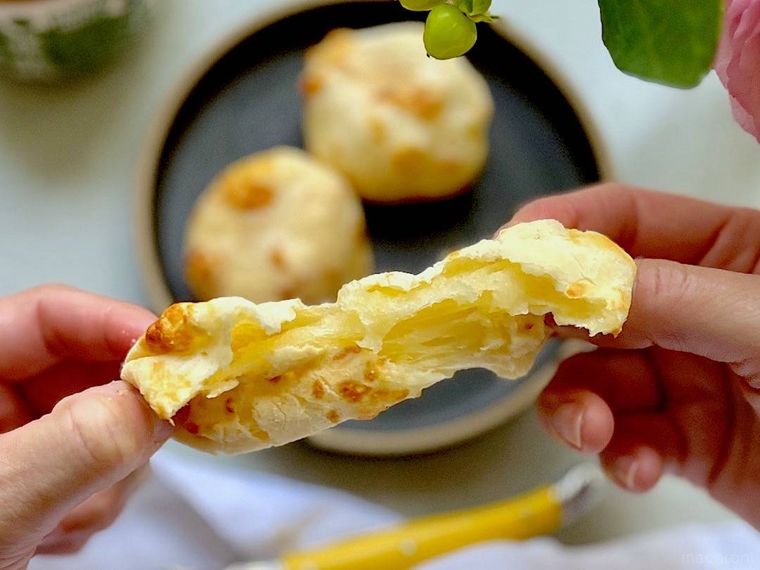 手で割いたコストコポンデケージョが横長に伸びている様子