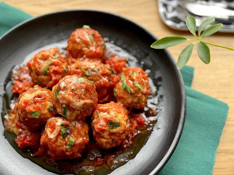 温めて黒いプレートに盛り付けたコストコのポークミートボール