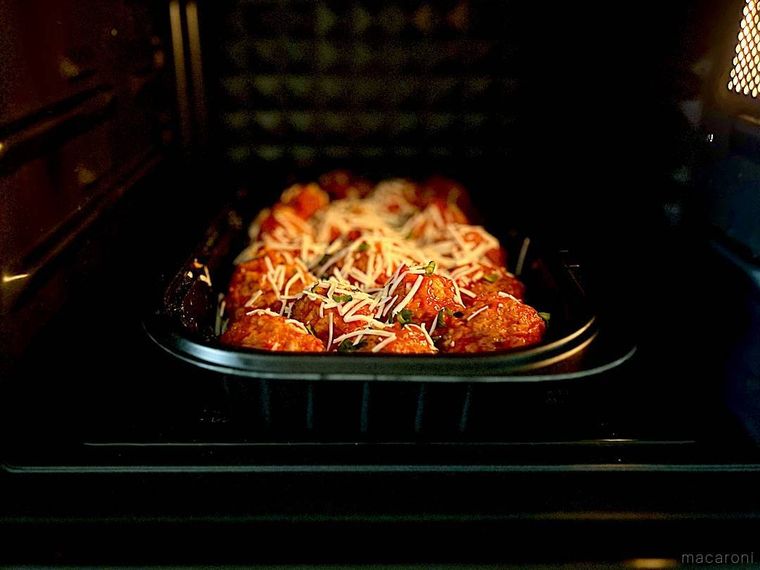 コストコのミートボールをレンジで温めているところ